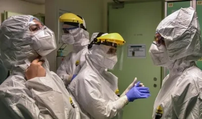 Personal médico en un hospital de Milán.