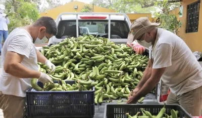 CRA dona alimentos para animales.