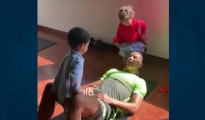 Cristiano Ronaldo hace ejercicio con la ayuda de sus hijos. 