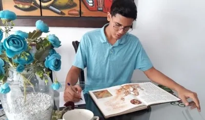 Joven estudiando desde casa.