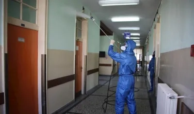 Hospital en Nis, Serbia, está siendo desinfectado.