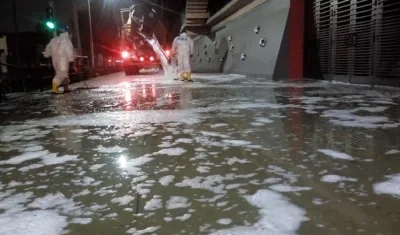 Parte del proceso de desinfección en las áreas públicas de la ciudad. 