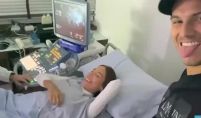 La pareja en medio de la ecografía.