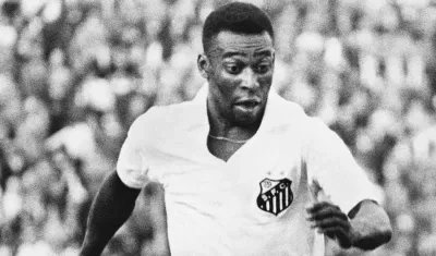 Pelé luciendo la camiseta del Santos. 