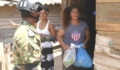 El Ejército Nacional prestando apoyo en la entrega de las ayudas.