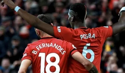 Bruno Fernandes y Paul Pogba celebran un gol. 
