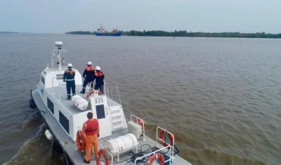 Equipo de la Dimar inspeccionando el canal navegable.