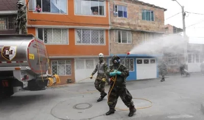 Personal del Ejército desinfectando una calle bogotana.