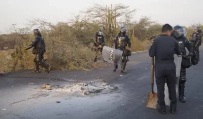 El Esmad despejó las vías que estaban cerradas por las personas.