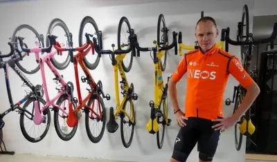 Chris Froome con las bicicletas en las que ganó el Giro, Tour y Vuelta. 