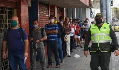 Imagen de una fila en Barranquilla.