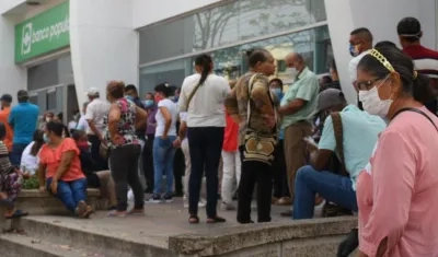 Así se ven las largas filas en los bancos en Barranquilla.