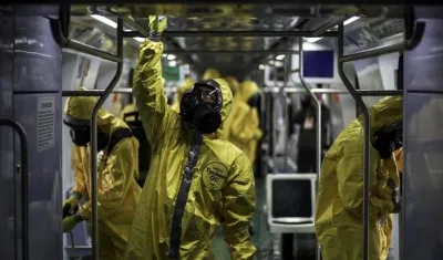 Miembros del Ejército brasileño realizan limpieza y desinfección de los trenes, para evitar contagios por coronavirus, este jueves en Río de Janeiro.