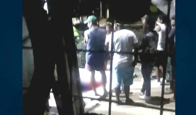 El presunto ladrón quedó herido en el lugar varios minutos hasta que fue trasladado por la Policía al hospital.