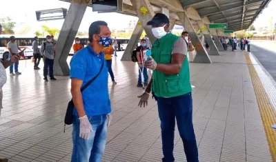 La toma de temperatura en la estación de Transmetro.