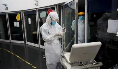 Profesionales sanitarios realizan su trabajo con enfermos de la COVID -19 en la UCI del hospital del Mar de Barcelona, este miércoles.