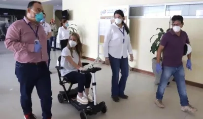 La Gobernadora Elsa Noguera inspeccionando los trabajos de recuperación del Cari.