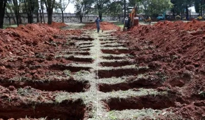 Trabajadores cavan tumbas este sábado en Sao Paulo (Brasil).