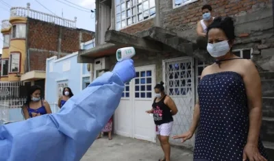 Imagen de toma de temperatura en Cali.