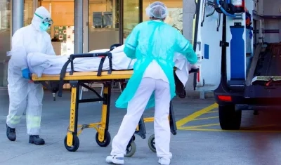 Un residente de una residencia de la tercera edad de Vigo es trasladado al hospital.