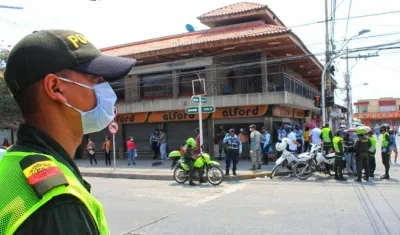 Operativos de control en el sector comercial de American Bar.