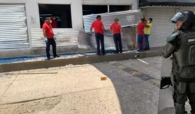 Un grupo de jóvenes partió los vidrios del supermercado Olímpica