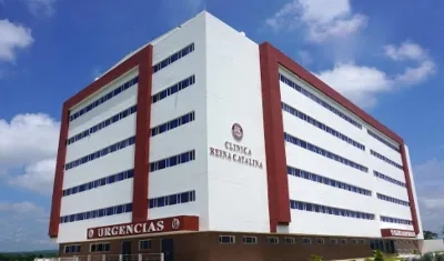 El herido recibe atención médica en la Clínica Reina Catalina de Baranoa.