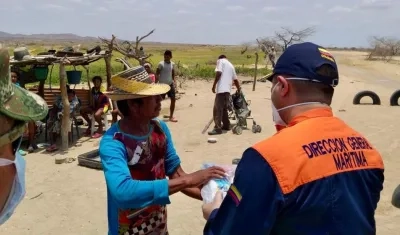 La Dimar en Puerto Bolívar, en La Guajira, entregó ayudas.