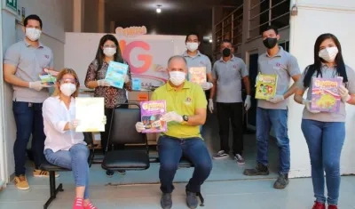 La Gobernadora destacó el apoyo de la empresa privada con la donación de material educativo.