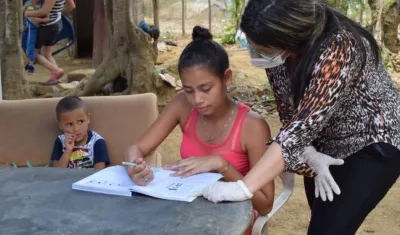 Una niña practicando con los textos recibidos.