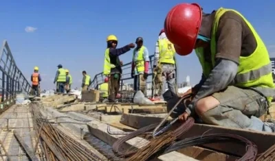 Obreros trabajando en una construcción.