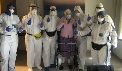 Octavie junto a los médicos que la atendieron.