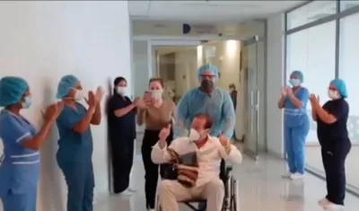 Carlos Pérez, saliendo de la Clínica Portoazul.