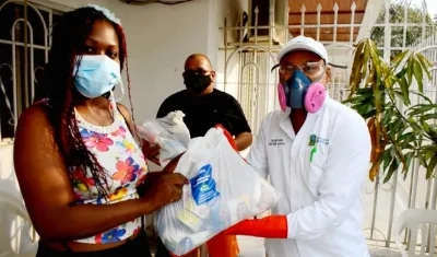 Entrega de mercados por parte de funcionarios de la Alcaldía de Soledad.