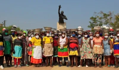 Un grupo de mujeres posa con sus poncheras en la cabeza, con las que venden frutas y dulces típicos, en San Basilio de Palenque.