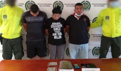 Los tres capturados con la droga.