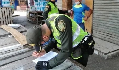 Imposición de comparendo en el Centro de Barranquilla.