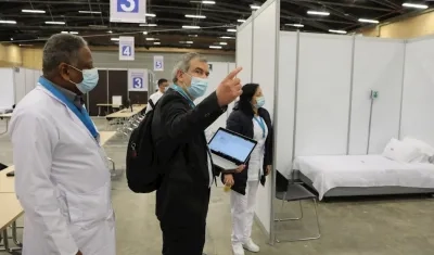 Personal sanitario revisa el  Centro Hospitalario Transitorio en Bogotá.