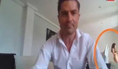 El periodista Alfonso Merlos y mujer semidesnuda.