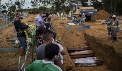 Entierros colectivos de víctimas en Manaos.