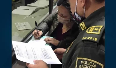 Angélica Lozano firmando el comparendo.
