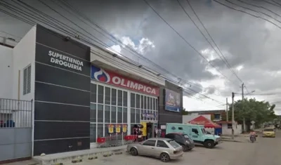 Fachada del supermercado atracado en la noche del sábado.