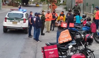 La patrulla de Reacción Inmediata con un grupo de domiciliarios.