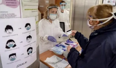Trabajadores sanitarios del centro de salud de General Ricardos, en Madrid, atienden a una paciente. 
