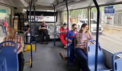 Pasajeros sentados en un alimentador de Transmetro.