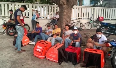 Mensajeros agrupados sin las mínimas precauciones.