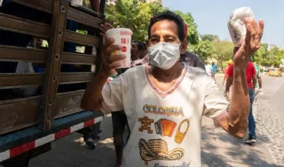 Habitante de la calle recibiendo la donación.