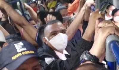 Foto facilitada sobre el sobrecupo en plena pandemia de Transmetro.