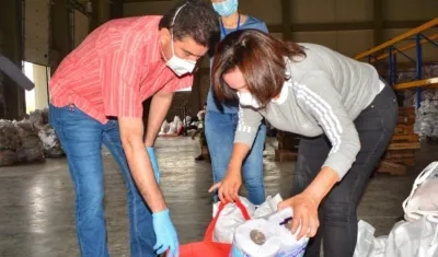 El alcalde Rodolfo Ucrós observando las ayudas recibidas.