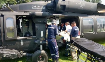 Paramédicos trasladando a personas intoxicadas.